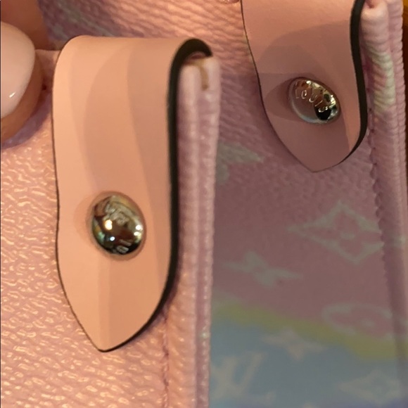 ❗️SOLD❗️💯%Authentic LV Escale pastel on the go - Picture 13 of 16